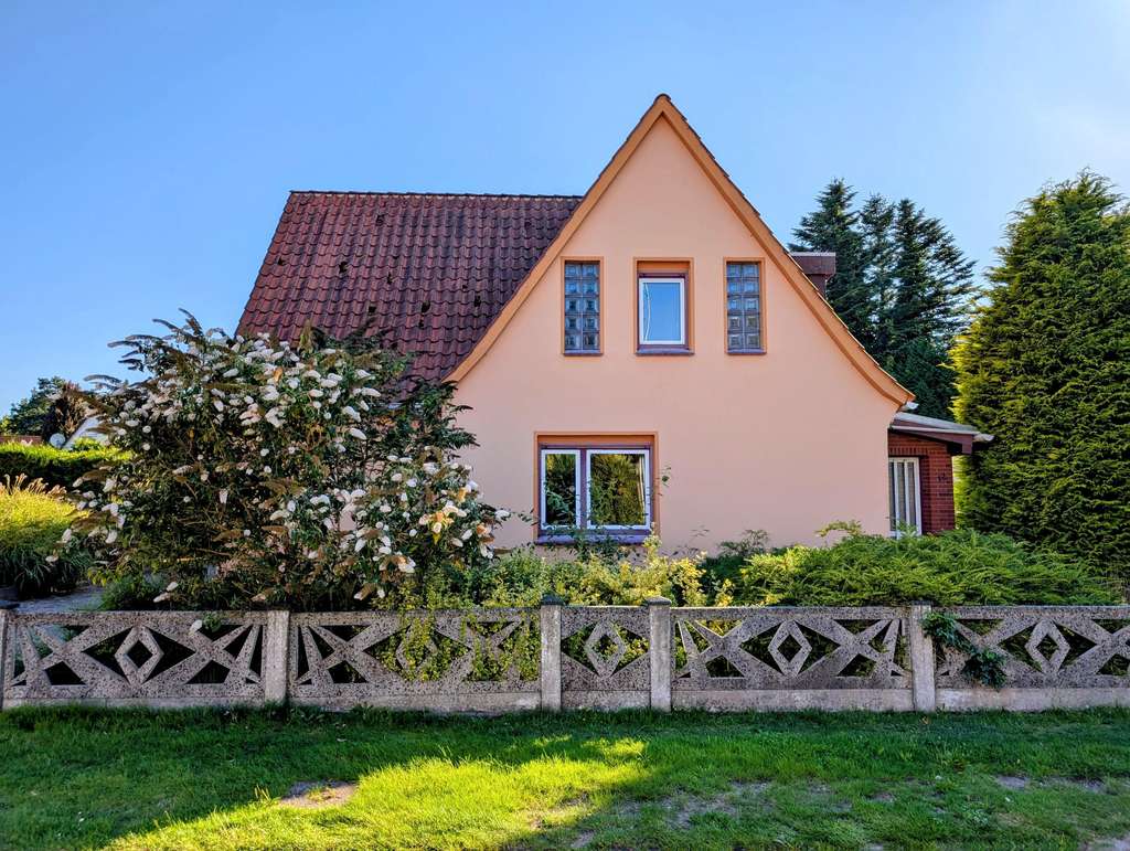 Immobilie in Hemmoor - Einfamilienhaus trifft Hobbyschrauber-Garage - Bild 1