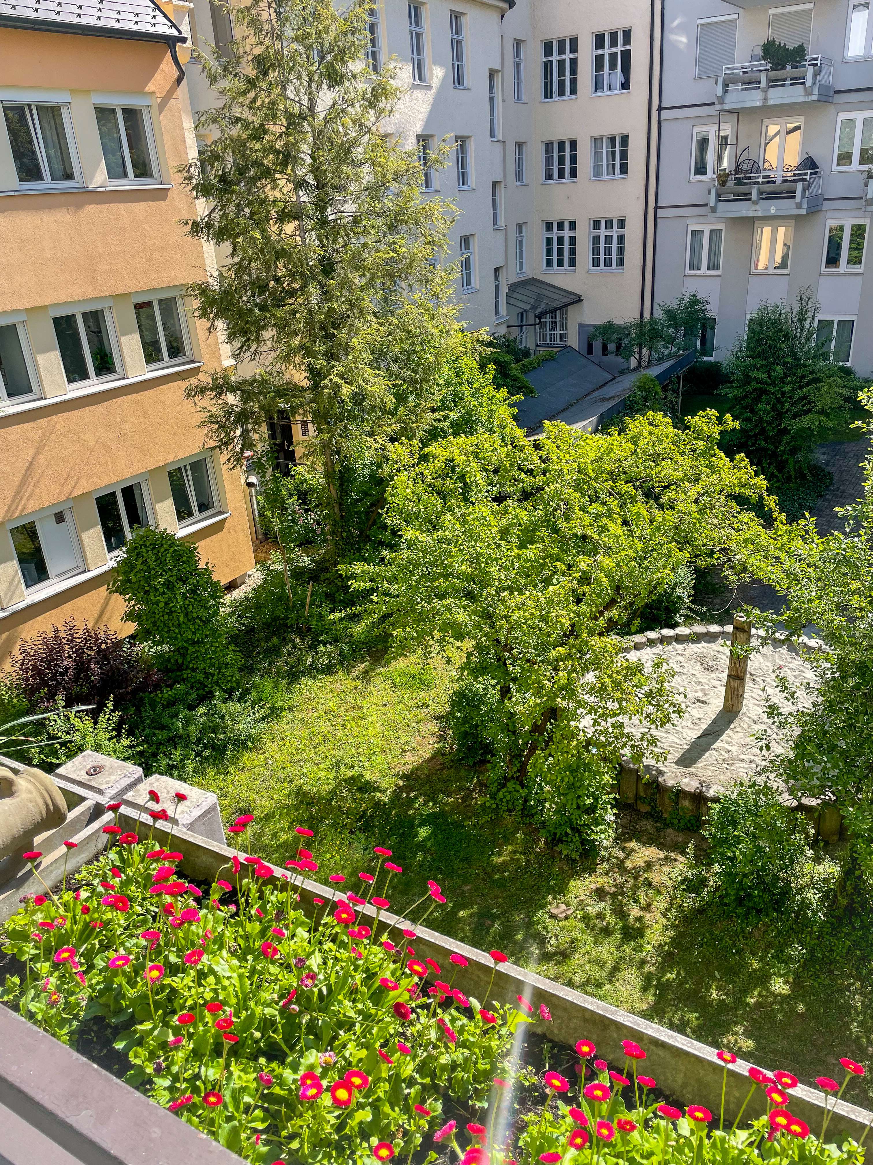 **Im Herzen der Stadt und voller Möglichkeiten: 2 Zimmer mit Balkon ins Grüne**, München – Bild 1