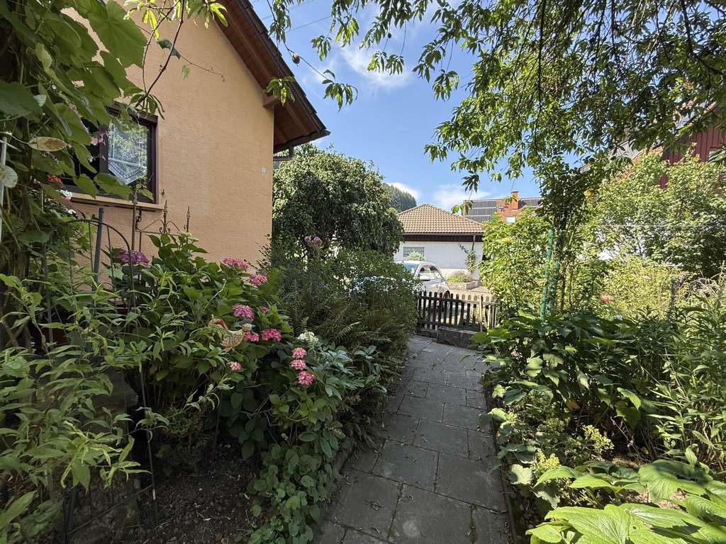 Immobilie in Hausach - Wohnhaus in Hausach mit Garten, Terrasse, Garage & Stellplätzen - Bild 4