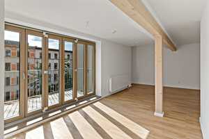 Großzügige 2-Zimmer-Dachgeschosswohnung mit Balkon und Blick auf die Markttürme – Graseweg 4, 6108 Halle (Saale) – Vorschaubild 1