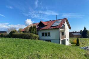 
Wohntraum in Mindersdorf - Großzügiges Wohnhaus mit zwei Wohneinheiten
 – Die vollständige Adresse der Immobilie erhältst du vom Anbieter., 78355 Hohenfels – Vorschaubild 1