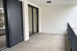 Moderne 2-Zimmer-Wohnung mit EBK, PKW-Stellplatz und Terrasse in zentraler Lage