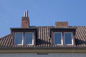 Ihr neues Zuhause - Doppelhaushälfte, mit Swimmingpool im Garten und Garage