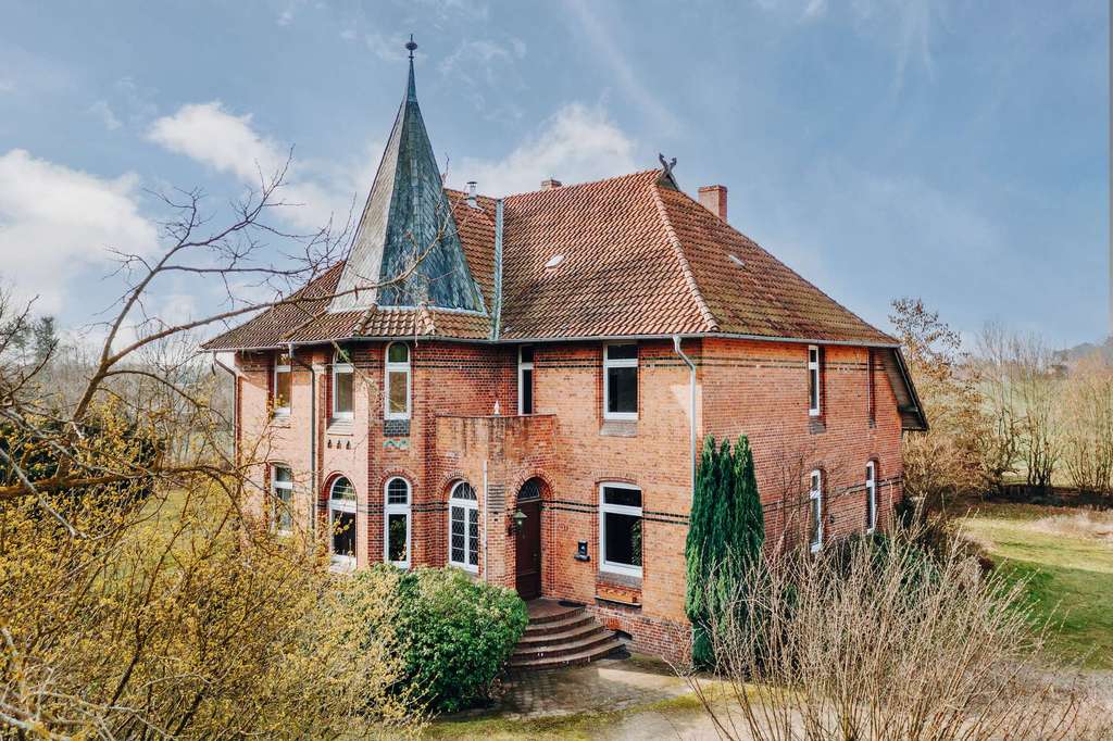 Immobilie in Deutsch Evern - Architektonisches Unikat: Charmante Turmvilla mit weitläufigem Grundstück - Bild 0