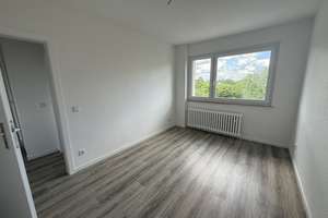 Frisch saniert & ganz oben: Hier wohnt die kleine Familie mit großem Ausblick! – Gerhart-Hauptmann-Straße 19, 47226 Rheinhausen-Mitte, Duisburg – Vorschaubild 3