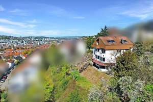 2 bis 3 Familienhaus in exklusiver Höhenlage von Stuttgart – Großzügiges Anwesen mit Pool