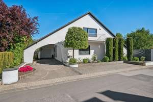 Charmantes Einfamilienhaus mit tollem Grundstück verspricht viel Sonne – Die vollständige Adresse der Immobilie erhältst du vom Anbieter., 41516 Grevenbroich – Vorschaubild 1