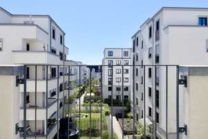 Lichtdurchflutete 4-Zimmer-Wohnung mit sonnigem Balkon und großzügiger Einbauküche – Anna-Beyer-Straße 21, 60435 Nordend-West, Frankfurt am Main – Vorschaubild 1