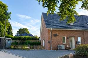 Neue DHH in Buxtehude-Süd (KfW 40 Plus): Wärmepumpe, PV & Batterie, Einbauküche mit Insel, Garten, – Die vollständige Adresse der Immobilie erhältst du vom Anbieter., 21614 Buxtehude – Vorschaubild 1