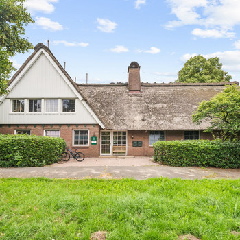 Reetdachhaus in Meeresnähe - Drei Wohneinheiten, Praxis und zusätzliches Bauland