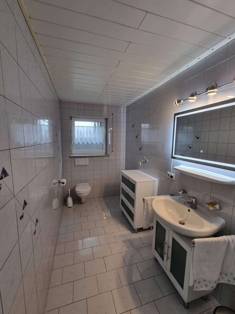 Immobilie in Burgrieden - 2-Zimmer Erdgeschosswohnung mit großem Wohnbereich, offener Küche und Garage - Bild 2