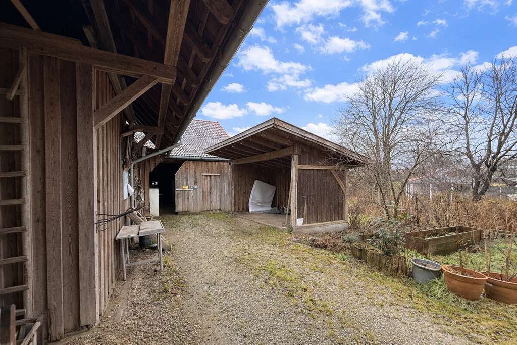 Immobilie in Eurasburg - Bauernhof mit Wohnbebauung, Pferdestall und angrenzender Koppel auf großzügigem Grundstück 9716 qm - Bild 3