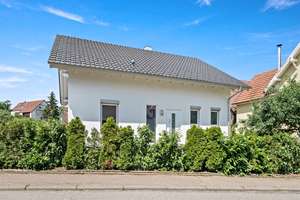 Traumhaftes, neuwertiges Einfamilienhaus in ruhiger Lage von Bisingen-Zimmern! – Die vollständige Adresse der Immobilie erhältst du vom Anbieter., 72406 Bisingen – Vorschaubild 2
