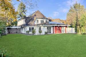 Kernsaniertes Landhaus im Hahnwald – exklusive DHH mit PV, WP & Klimaanlage