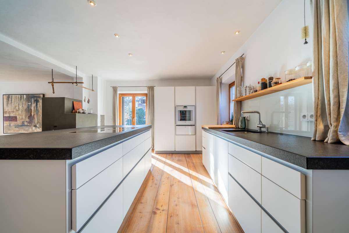 Immobilie in Schleching - Rarität in malerischer Lage:
Einzigartiges Anwesen im Landhaus-Stil mit Gästebereich und Alpenblick - Bild 3