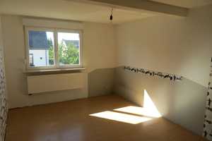 Preiswerte Doppelhaushälfte (4SZ ; 1WZ ; 2B ; 1K ; 2FL ; 1KE) in Ettringen – Hochsteinsiedlung 7, 56729 Mayen-Koblenz (Kreis) – Vorschaubild 4