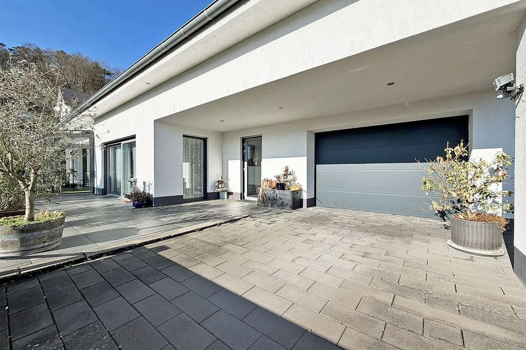 Immobilie in Trassem - Trassem: Exklusives Bungalow mit Garage, zwei Carports und großem Garten als weiteres Bauland - Bild 3