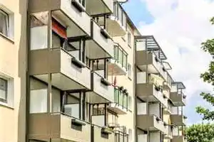 Schöner Wohnen: interessante 2-Zimmer-Wohnung mit Balkon – Falkenstr. 5, 1067 Dresden – Vorschaubild 1