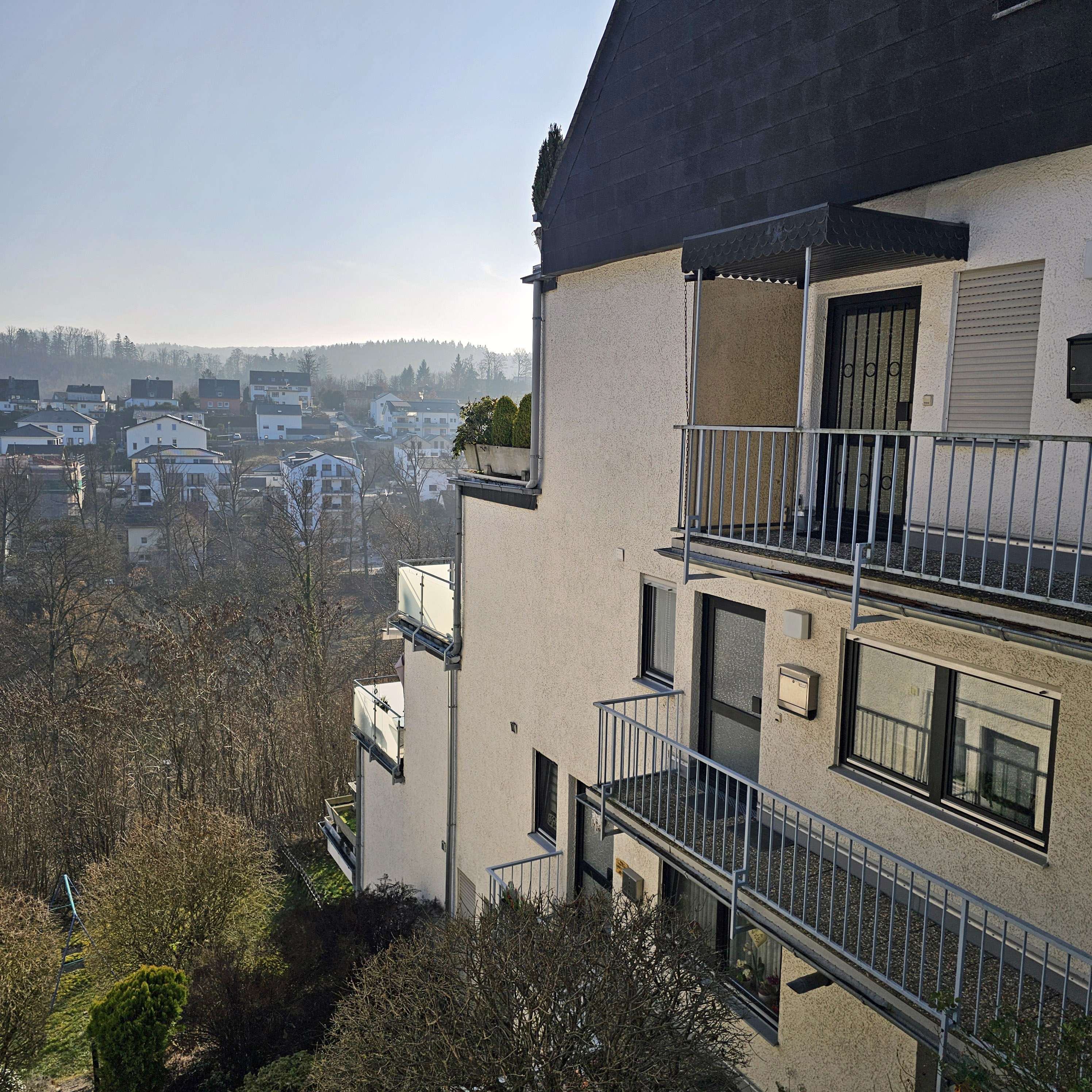 Renovierungsbedürftige Maisonette-Wohnung: 2 Loggien, Garage und Weitblick ins Grüne in ruhiger Lage, Rheingau Taunus Kreis – Bild 1