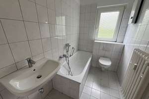 Großer Balkon - Wannenbad mit Fenster - 3 Zimmer dazu - Duisburg Rheinhausen – Beethovenstraße 8, 47226 Rheinhausen-Mitte, Duisburg – Vorschaubild 3