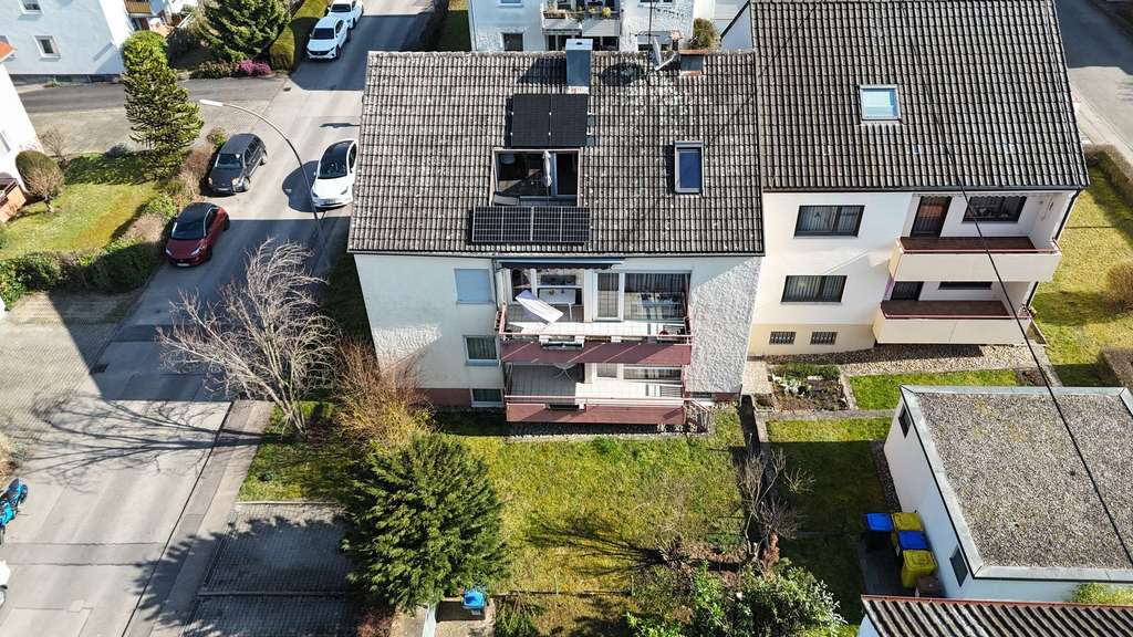 Immobilie in Fellbach - Dreifamilienhaus mit ca. 270 qm Wfl., DG frei ab Juni, Garten & Stellplätzen in Fellbach-Oeffingen - Bild 2