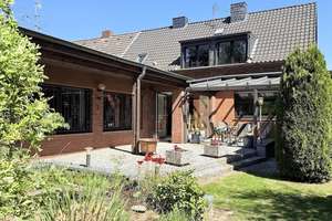 Parkgefühl inklusive: DHH mit Einliegerwohnung, XXL-Garten & viel Platz