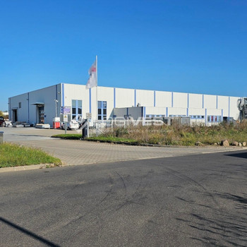Produktionshalle mit Krananlagen im Gewerbe- und Industriegebiet an der A9!