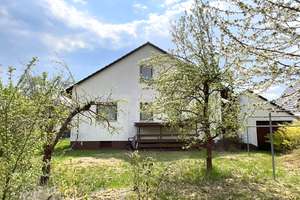 Einfamilienhaus für die ganze Familie mit schönem Grundstück mit 715 m² in Postbauer-Heng (Kemnath) – Die vollständige Adresse der Immobilie erhältst du vom Anbieter., 92353 Postbauer-Heng – Vorschaubild 1