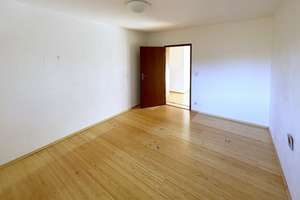 MIT BLICK INS GRÜNE: SAN.-BEDÜRFTIGE 2-ZI-ETW MIT SÜDBALKON, LIFT UND TG-STELLPLATZ IN ER-BÜCHENBACH – Kulmbacher Straße 14, 91056 Büchenbach Nord, Erlangen – Vorschaubild 11