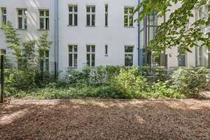 Wohnglück am Wasser – Altbaujuwel mit ca. 60 m² Privatgarten & Südterrasse