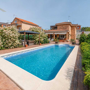 Schöne freistehende Villa