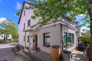 Heinze-Immobilien(IVD): Einfamilienhaus mit Charme, Zaubergarten und Einliegerwohnung