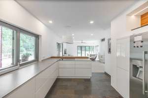 Privat. Modern. Ökologisch: Architektenvilla am Waldrand mit parkähnlichem Grundstück in Bestlage – Die vollständige Adresse der Immobilie erhältst du vom Anbieter., 91054 Burgberg, Erlangen – Vorschaubild 1