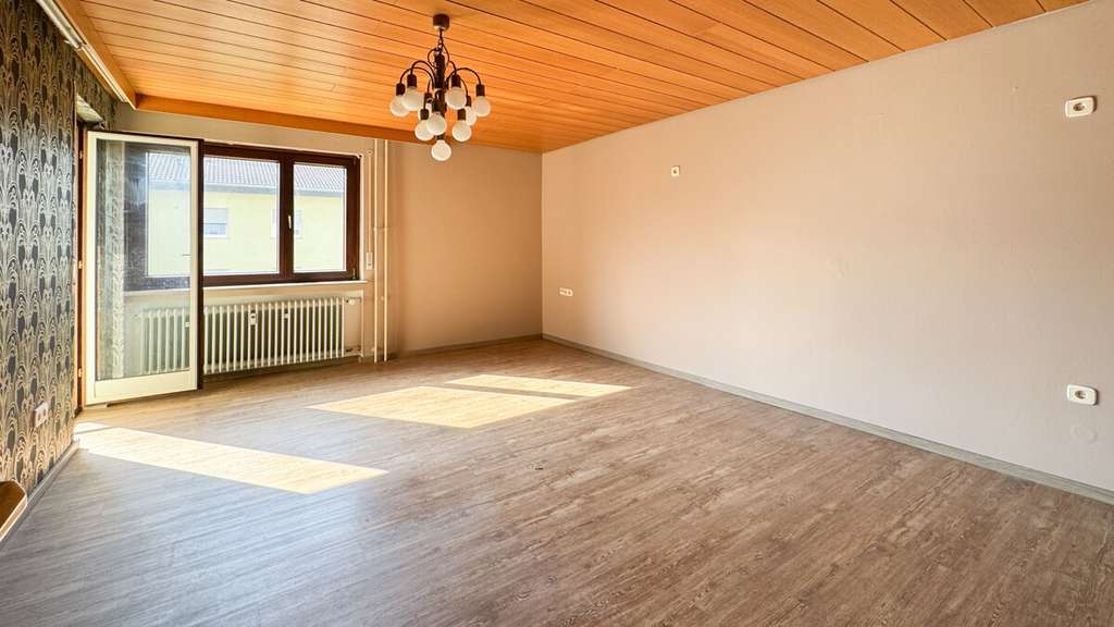 Immobilie in Dettingen an der Erms - Attraktive 3-Zimmer-Wohnung mit Balkon in ruhiger Lage von Dettingen/Erms - Bild 2