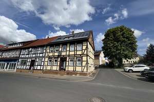 Fachwerk trifft Kapitalanlage - Zweifamilienhaus in Uslar – Die vollständige Adresse der Immobilie erhältst du vom Anbieter., 37170 Uslar – Vorschaubild 1