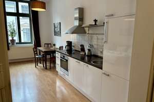 Stilvolles, möbliertes Altbau-Apartment mit Stuck und Aufzug in zentraler Lage nahe dem Leipziger St – 4109 Zentrum-West, Leipzig – Vorschaubild 4