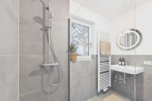 SITULI: Frisch modernisiert und frei – Maisonette mit Terrasse in Untermenzing