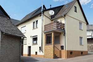 Einfamilienhaus mit Nebengebäuden - leerstehend