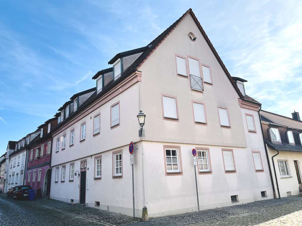 Immobilie in Haßfurt - Ab 1.2.2026 beziehbar! Attraktive 3 Zimmer-Wohnung auf zwei Ebenen, Einbauküche, Galerie und sonnig - Bild 0