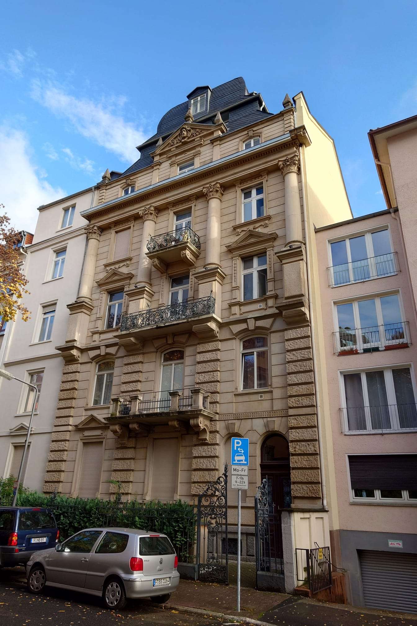 Exklusive Dachgeschosswohnung mit Skyline-Ausblick im begehrten Frankfurter Westend, Frankfurt am Main – Bild 1