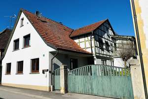 *PREISREDUZIERUNG* Charmanter Landsitz mit Nebengebäuden auf 2750m² großem Grund - perfekt für F – Die vollständige Adresse der Immobilie erhältst du vom Anbieter., 97461 Hofheim in Unterfranken – Vorschaubild 1