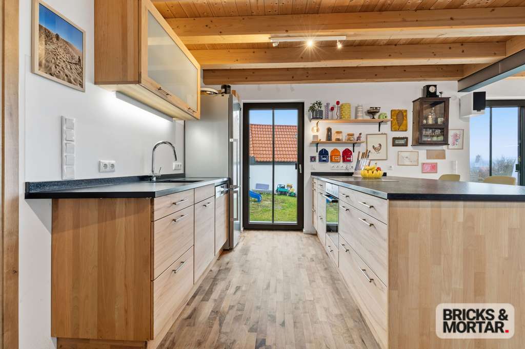 Immobilie in Zusmarshausen - Design trifft Nachhaltigkeit: Architekten-Holzhaus im Passivhausstandard mit Panoramablick - Bild 1