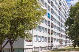Familienfreundliche 4-Zimmer-Wohnung, Küche mit Tresen, Bad mit Wanne