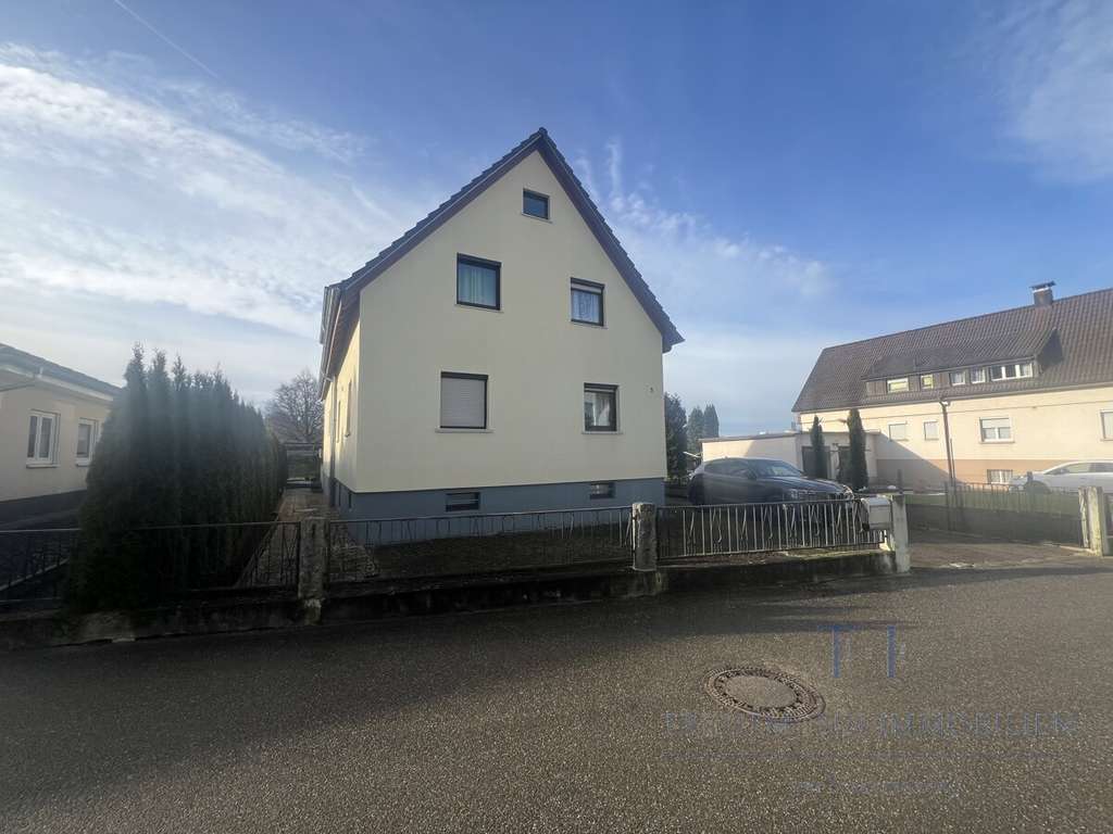 Immobilie in Oberkirch - Charmantes Zweifamilienhaus mit großzügigem Grundstück - Bild 0