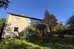 Sanierungsbedürftiges Zweifamilienhaus mit Entwicklungspotenzial in Burgweinting