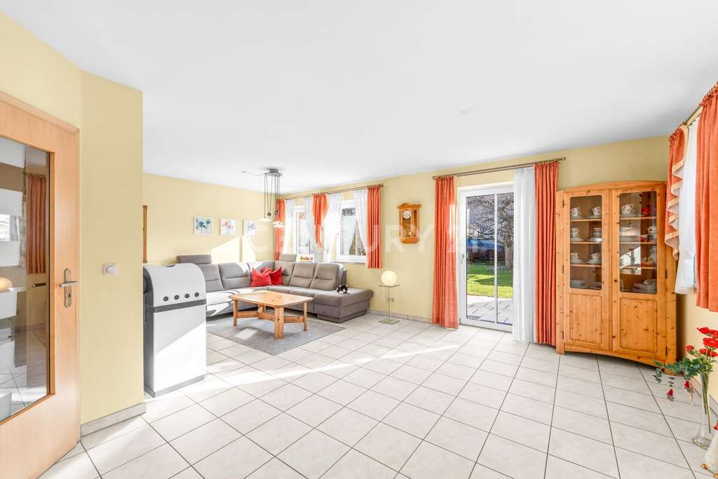 Immobilie in Tacherting - Sehr gepflegtes Einfamilienhaus mit großzügigem Garten in ruhiger Siedlungslage in Tacherting - Bild 2