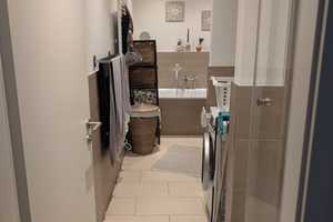 Helle Dachgeschosswohnung mit großer Terasse & Einbauküche – Berlin – Vorschaubild 1
