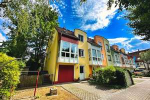Ankommen - Wohlfühlen - Leben!
Reiheneckhaus mit Garten in Regensburg! – Die vollständige Adresse der Immobilie erhältst du vom Anbieter., 93055 Burgweinting-Harting, Regensburg – Vorschaubild 2