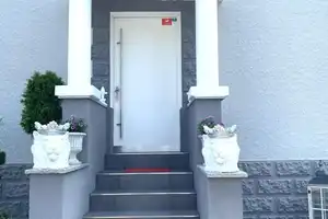 RESERVIERT!  1 Fam. Haus mit 2. Garagen, 4. Stellplätze großer Garten + kl. Hinterhaus TOP Zustand – Uhlandstraße 17, 63457 Main-Kinzig-Kreis – Vorschaubild 3