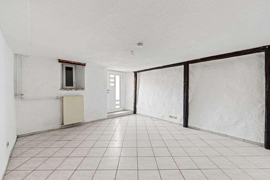 Immobilie in Hilzingen - Raumwunder mitten in Hilzingen!
Romantisches Fachwerkhaus mit zwei Garagen - Bild 3